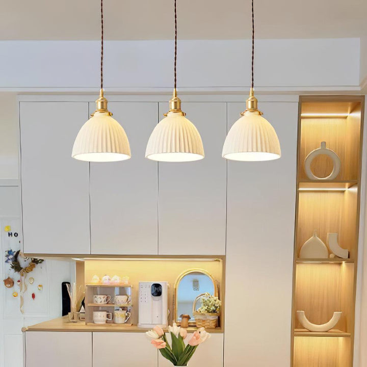 Lampa wisząca z plecionym abażurem ceramicznym w kolorze mosiądzu