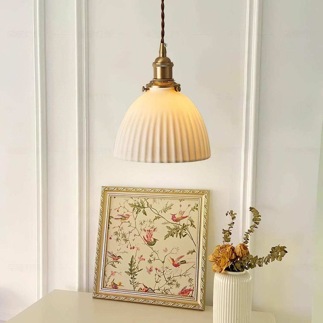 Lampa wisząca z plecionym abażurem ceramicznym w kolorze mosiądzu