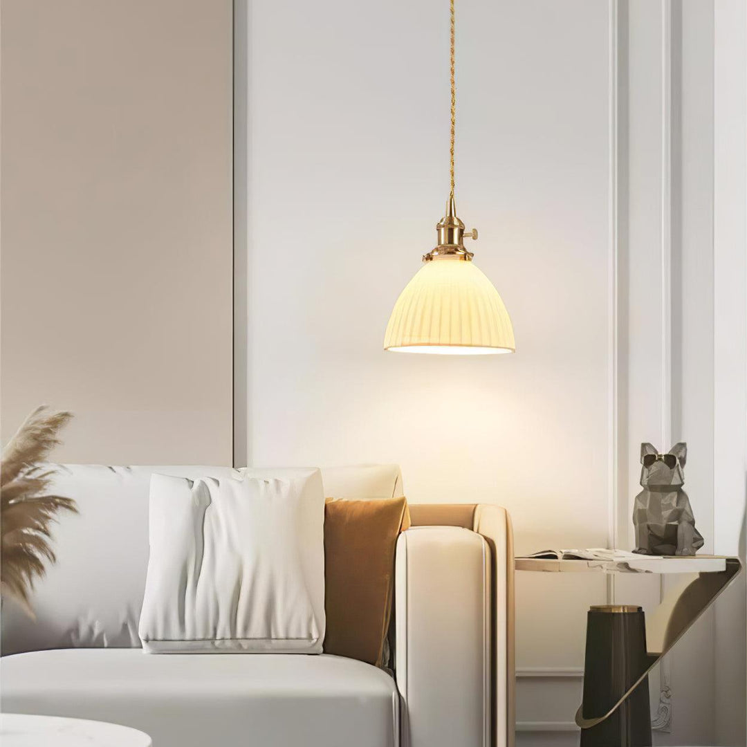 Lampa wisząca z plecionym abażurem ceramicznym w kolorze mosiądzu