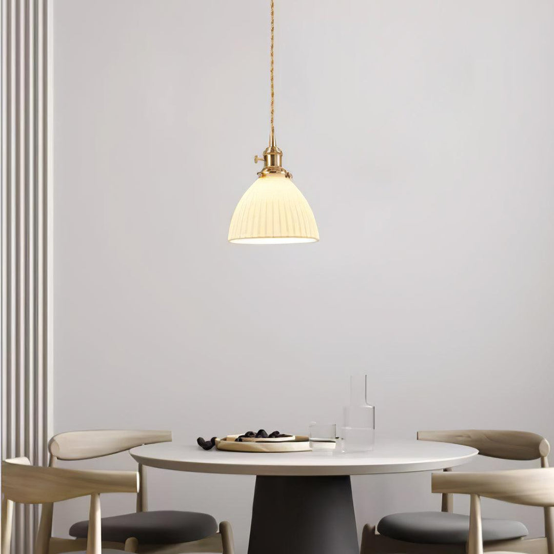 Lampa wisząca z plecionym abażurem ceramicznym w kolorze mosiądzu