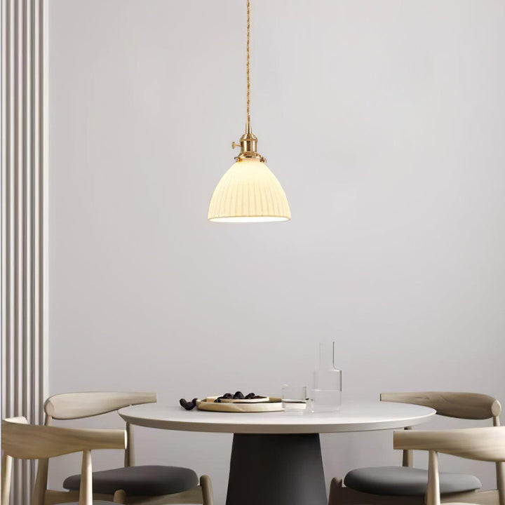 Lampa wisząca z plecionym abażurem ceramicznym w kolorze mosiądzu