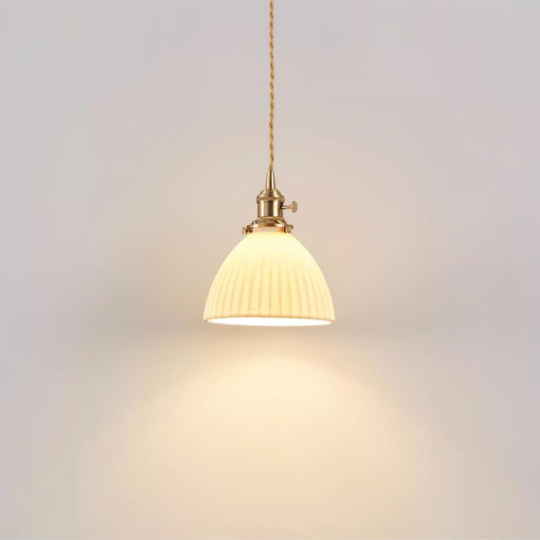 Lampa wisząca z plecionym abażurem ceramicznym w kolorze mosiądzu