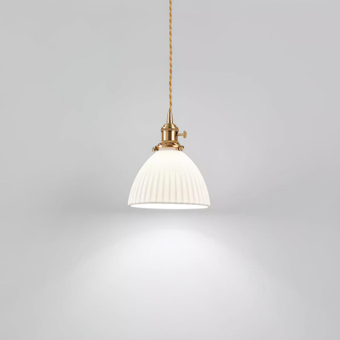 Lampa wisząca z plecionym abażurem ceramicznym w kolorze mosiądzu