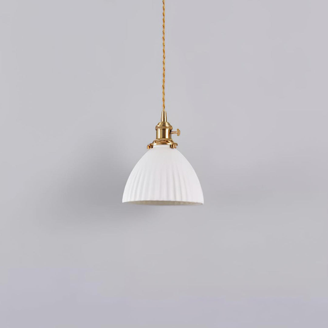 Lampa wisząca z plecionym abażurem ceramicznym w kolorze mosiądzu