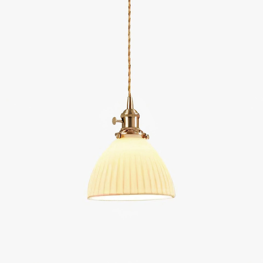 Lampa wisząca z plecionym abażurem ceramicznym w kolorze mosiądzu