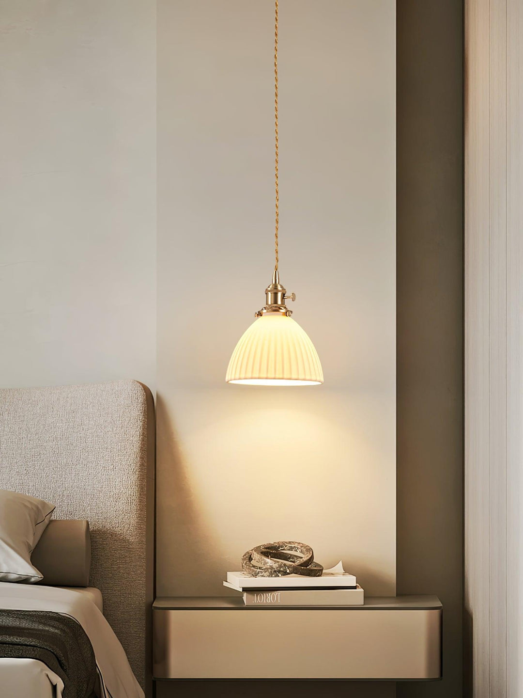 Lampa wisząca z plecionym abażurem ceramicznym w kolorze mosiądzu