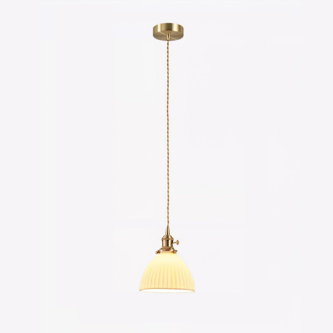 Lampa wisząca z plecionym abażurem ceramicznym w kolorze mosiądzu