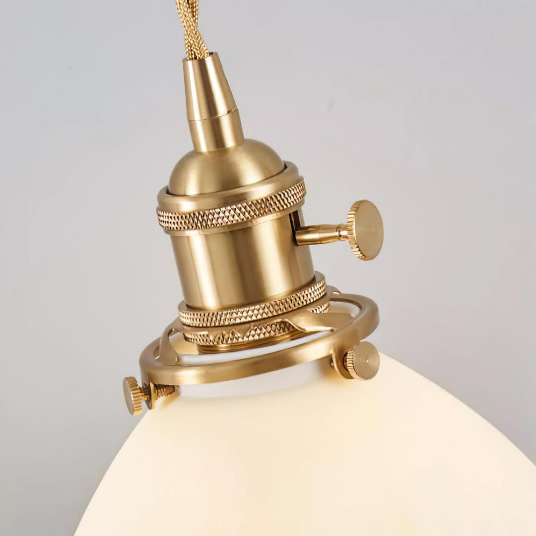 Lampa wisząca z plecionym abażurem ceramicznym w kolorze mosiądzu