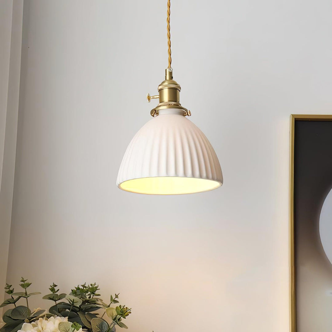 Lampa wisząca z plecionym abażurem ceramicznym w kolorze mosiądzu