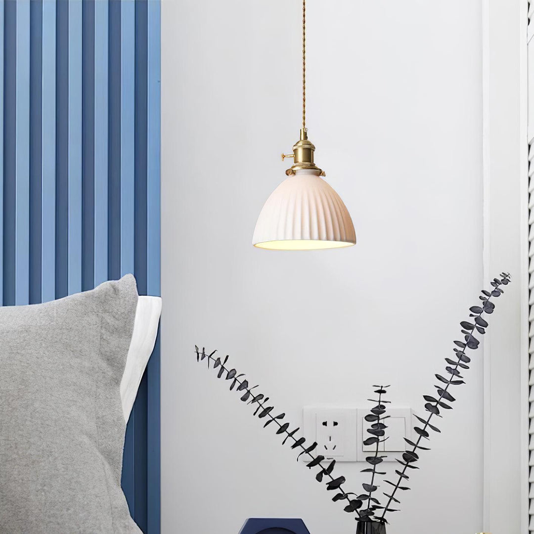 Lampa wisząca z plecionym abażurem ceramicznym w kolorze mosiądzu