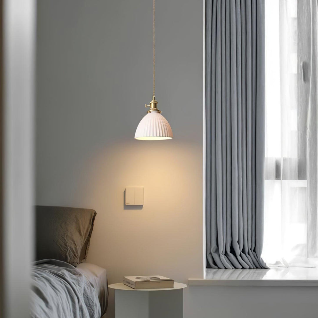 Lampa wisząca z plecionym abażurem ceramicznym w kolorze mosiądzu