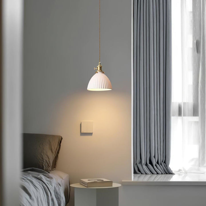Lampa wisząca z plecionym abażurem ceramicznym w kolorze mosiądzu