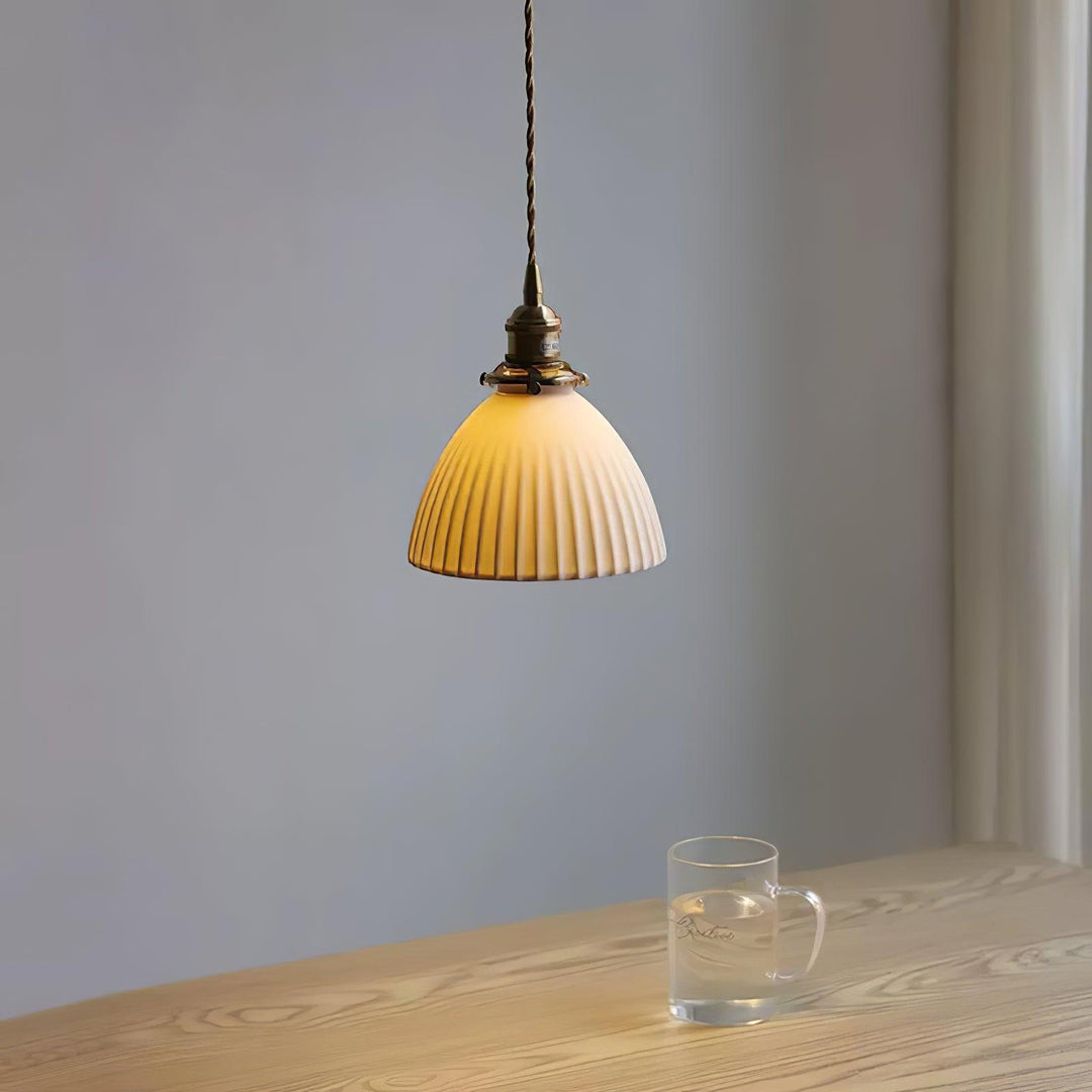 Lampa wisząca z plecionym abażurem ceramicznym w kolorze mosiądzu