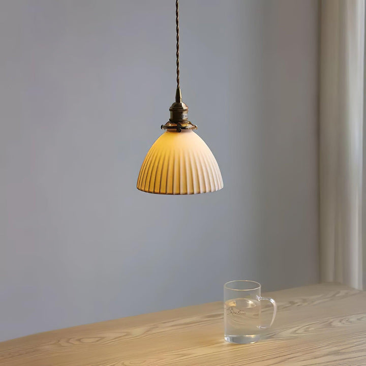 Lampa wisząca z plecionym abażurem ceramicznym w kolorze mosiądzu