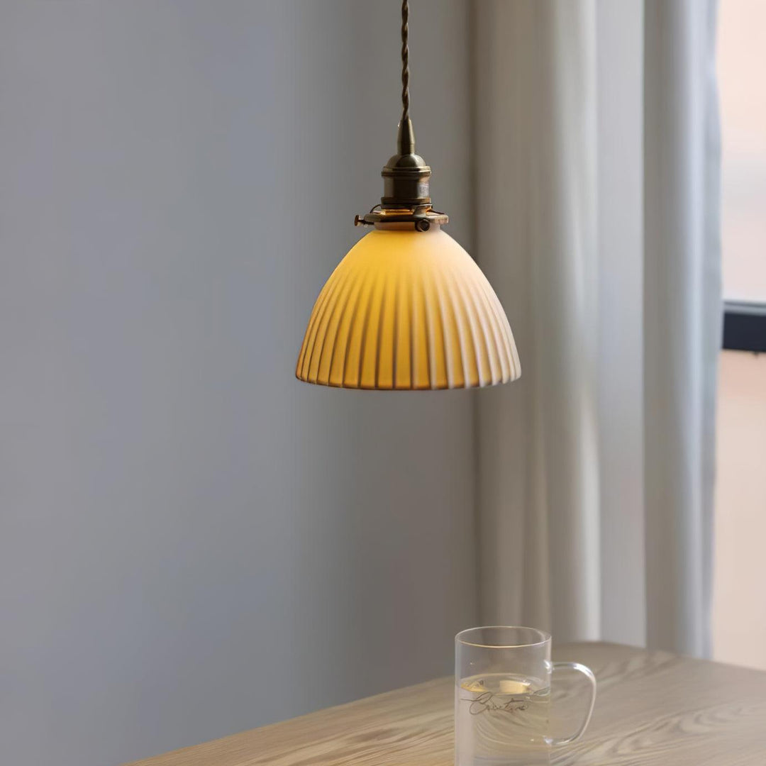 Lampa wisząca z plecionym abażurem ceramicznym w kolorze mosiądzu