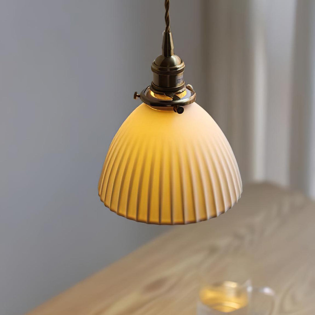 Lampa wisząca z plecionym abażurem ceramicznym w kolorze mosiądzu