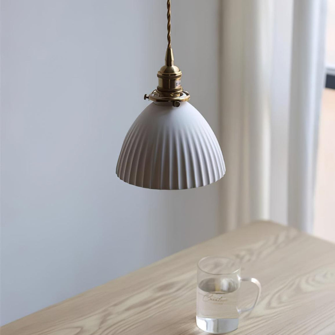 Lampa wisząca z plecionym abażurem ceramicznym w kolorze mosiądzu