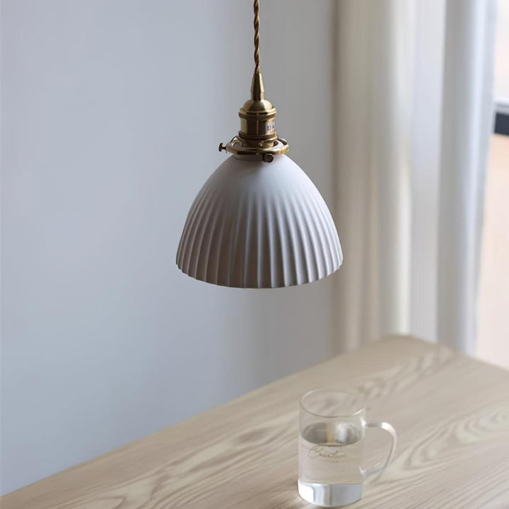 Lampa wisząca z plecionym abażurem ceramicznym w kolorze mosiądzu