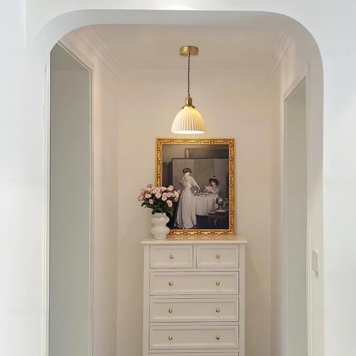 Lampa wisząca z plecionym abażurem ceramicznym w kolorze mosiądzu