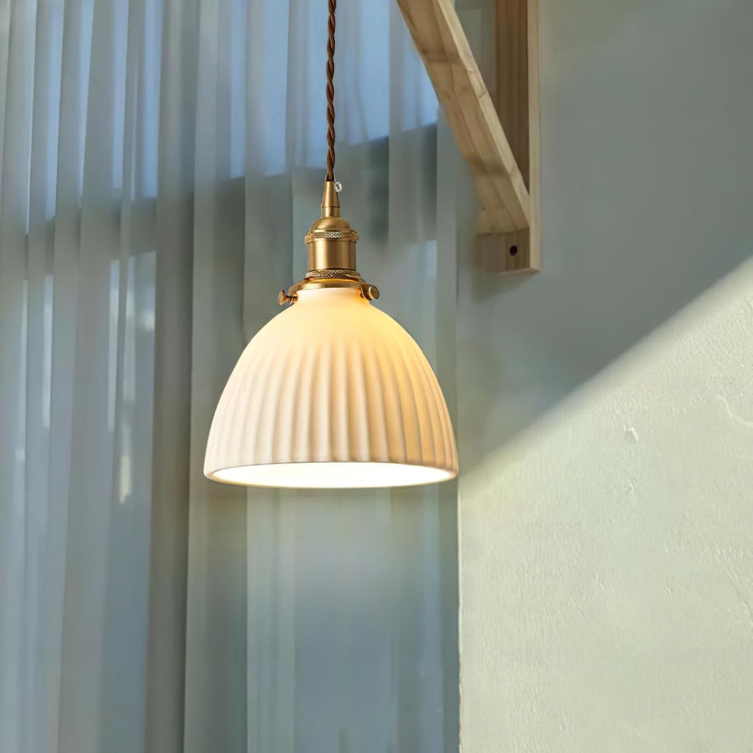 Lampa wisząca z plecionym abażurem ceramicznym w kolorze mosiądzu