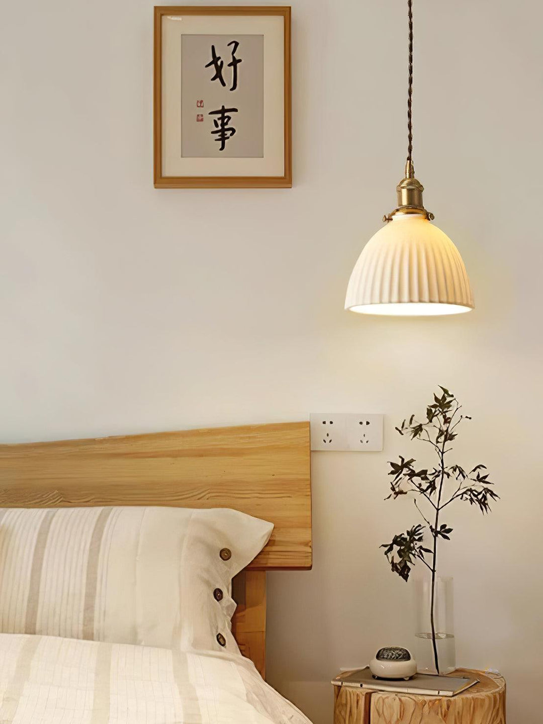 Lampa wisząca z plecionym abażurem ceramicznym w kolorze mosiądzu