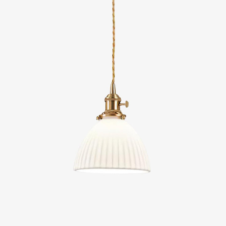 Lampa wisząca z plecionym abażurem ceramicznym w kolorze mosiądzu