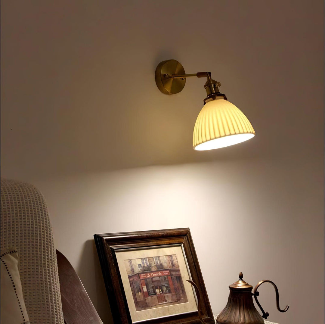 Lampka ścienna z ceramiki w kolorze mosiądzu