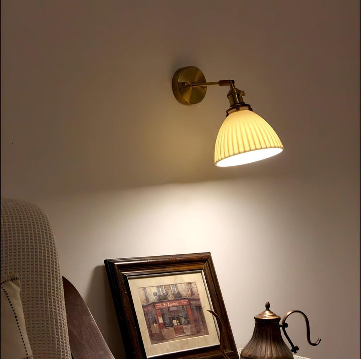 Lampka ścienna z ceramiki w kolorze mosiądzu