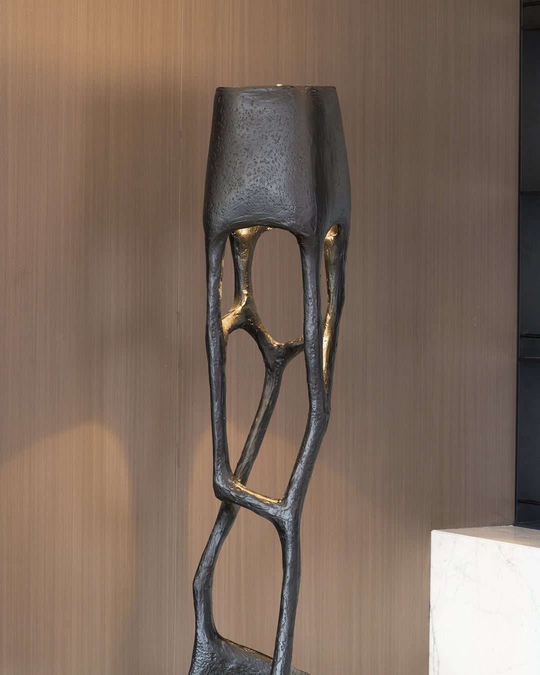Lampa podłogowa rzeźba gotycka