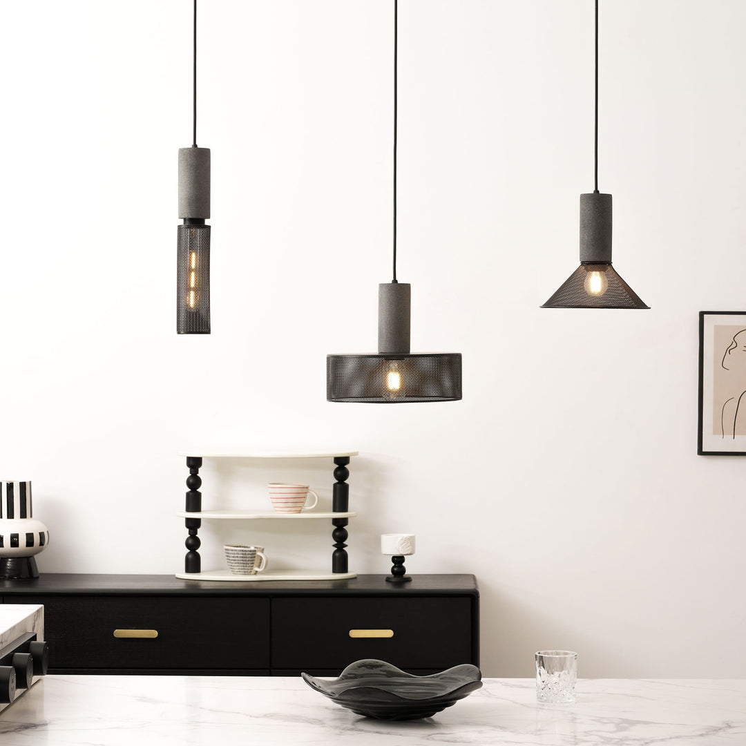 Lampa wisząca z siatki cementowej