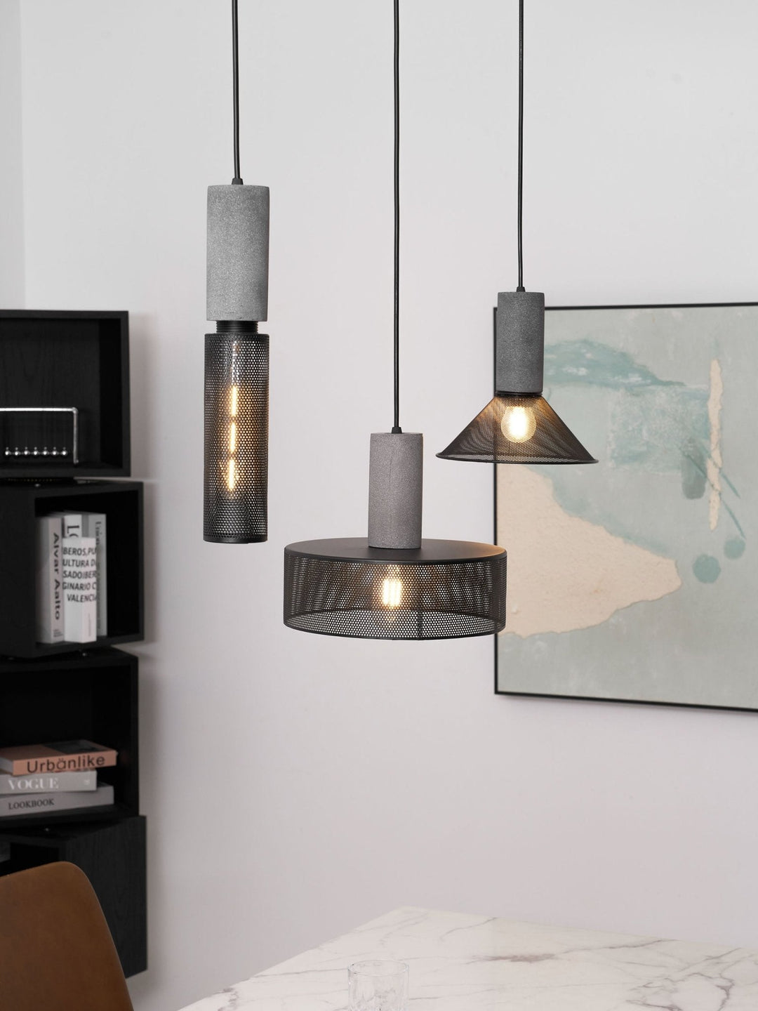 Lampa wisząca z siatki cementowej