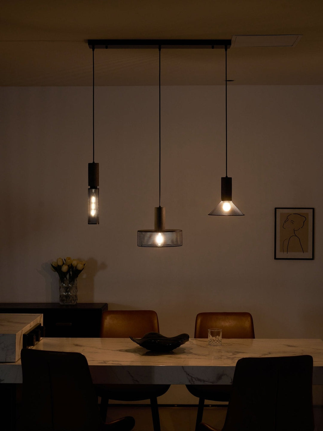 Lampa wisząca z siatki cementowej
