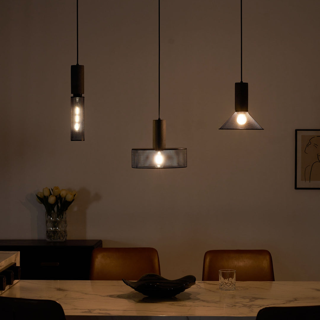 Lampa wisząca z siatki cementowej