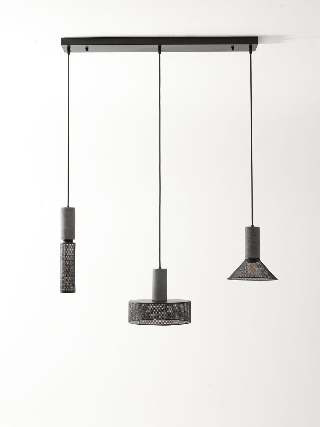 Lampa wisząca z siatki cementowej