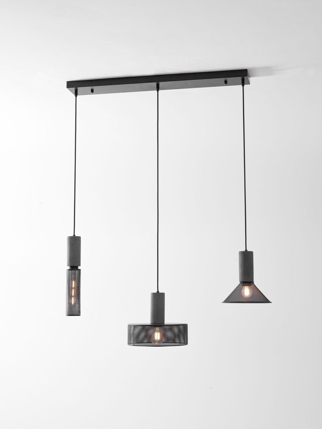 Lampa wisząca z siatki cementowej