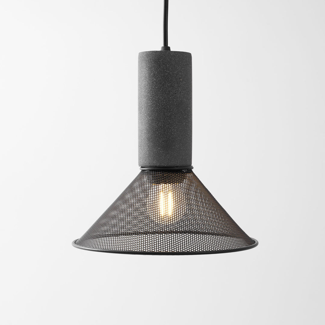 Lampa wisząca z siatki cementowej