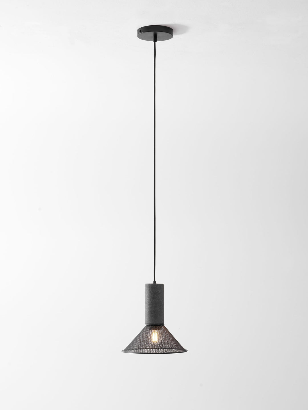 Lampa wisząca z siatki cementowej