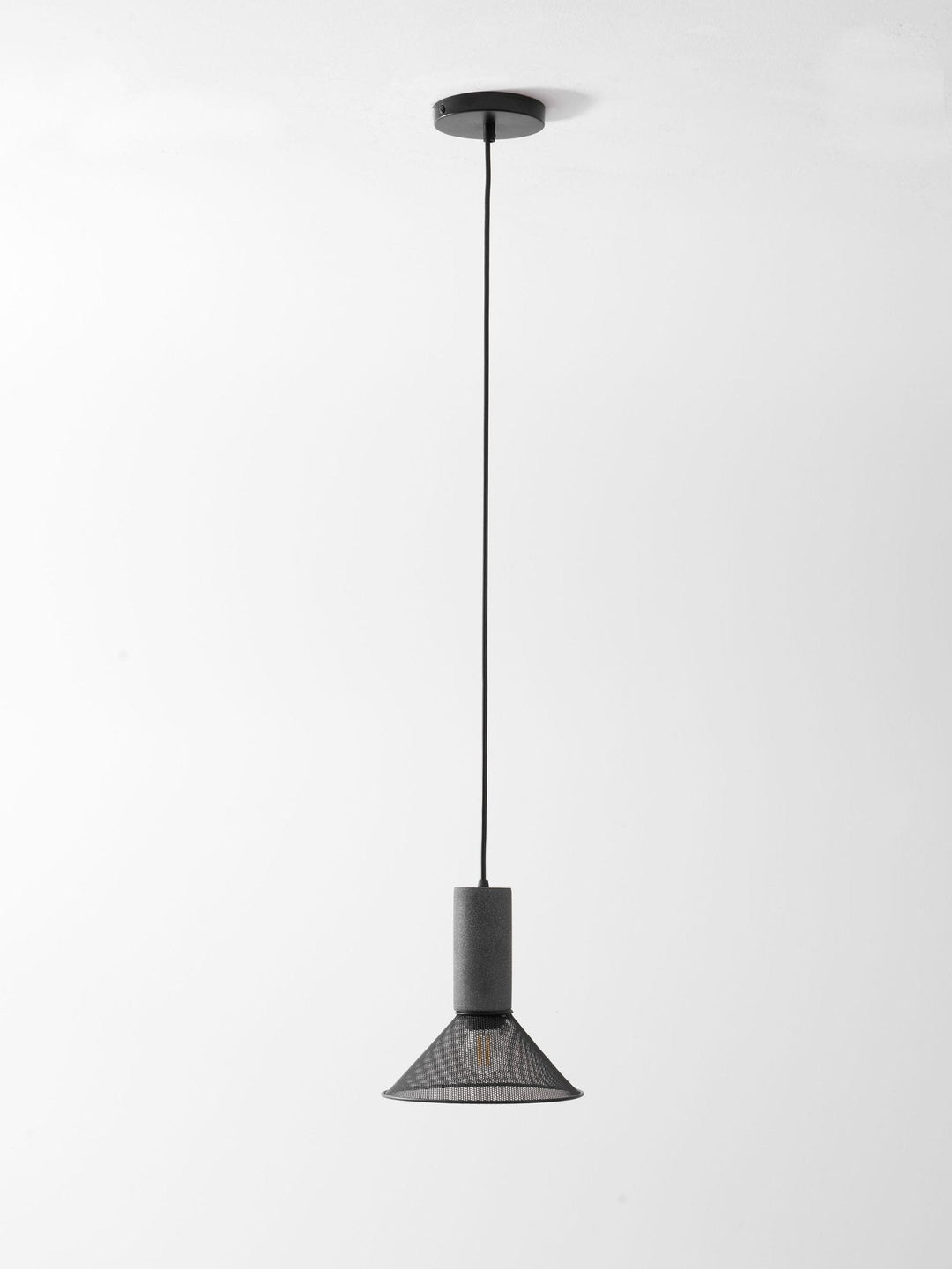 Lampa wisząca z siatki cementowej
