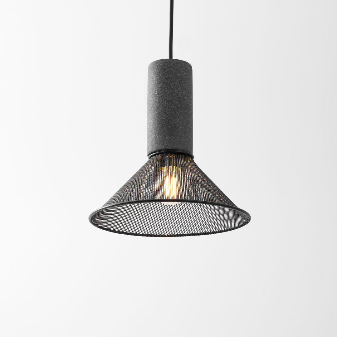Lampa wisząca z siatki cementowej