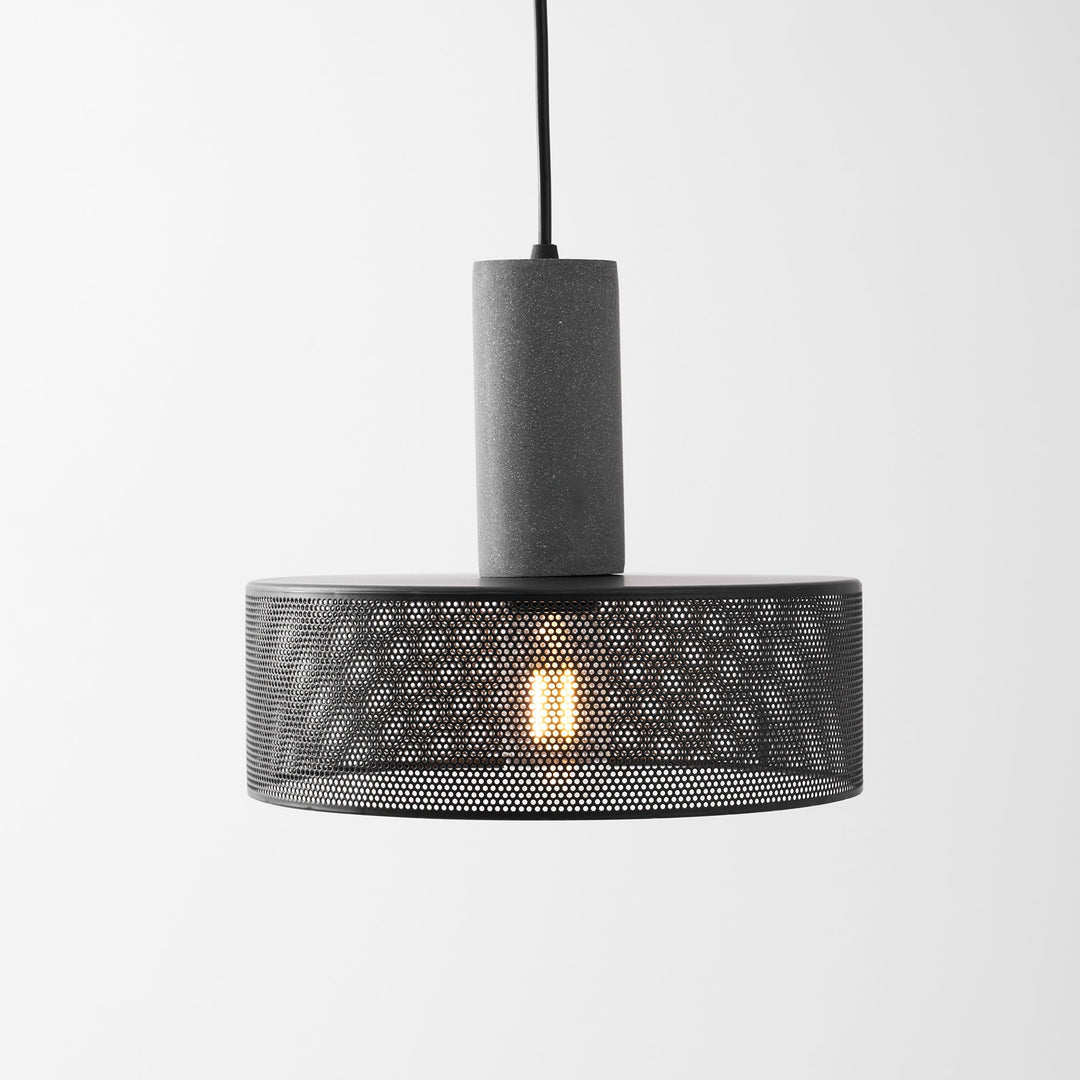 Lampa wisząca z siatki cementowej