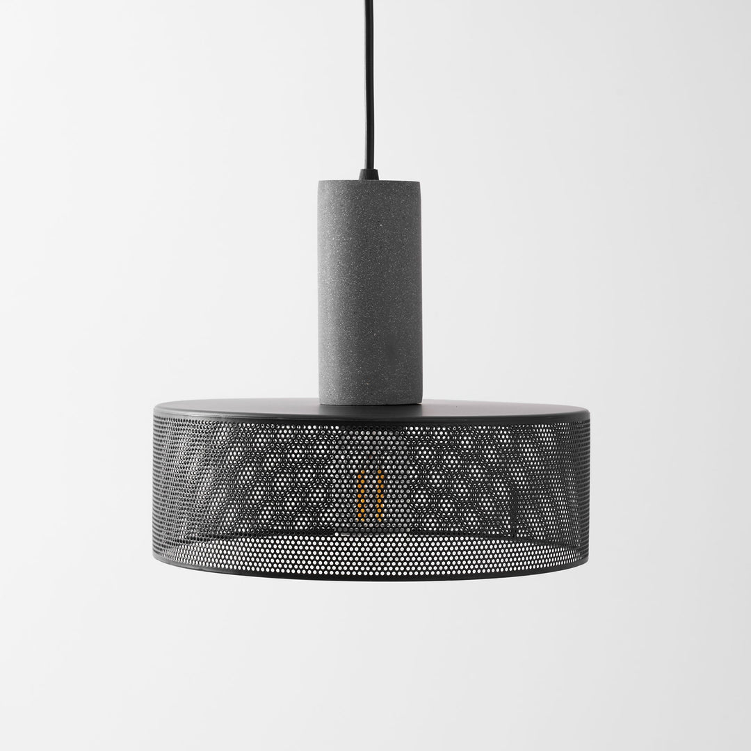 Lampa wisząca z siatki cementowej