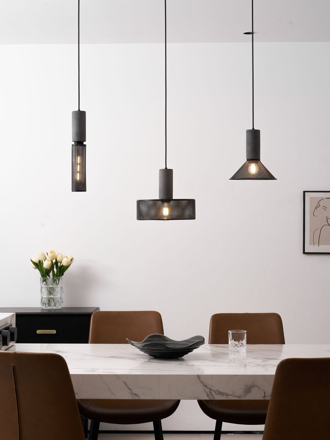 Lampa wisząca z siatki cementowej