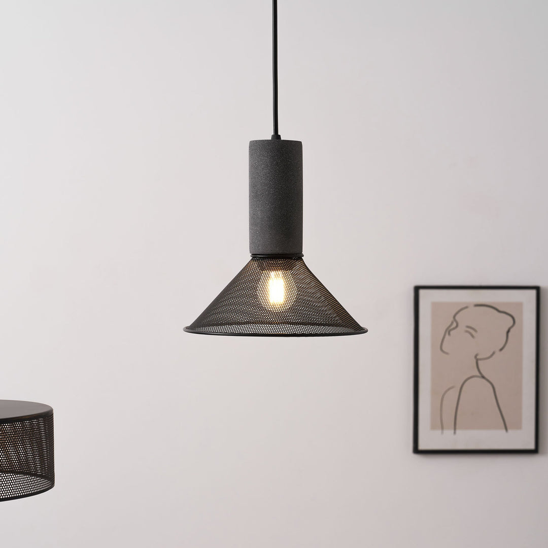 Lampa wisząca z siatki cementowej