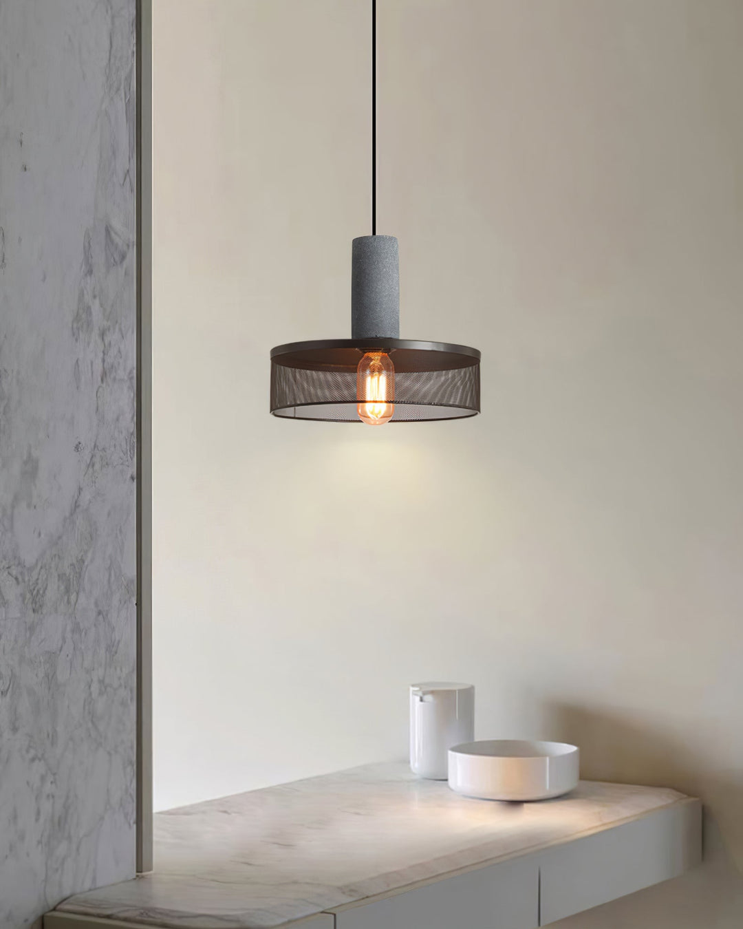 Lampa wisząca z siatki cementowej