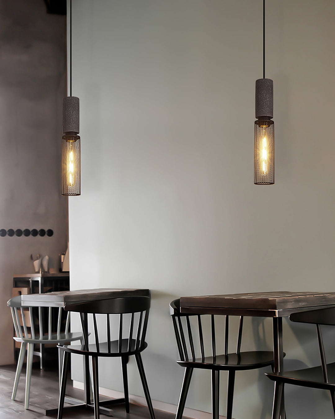 Lampa wisząca z siatki cementowej
