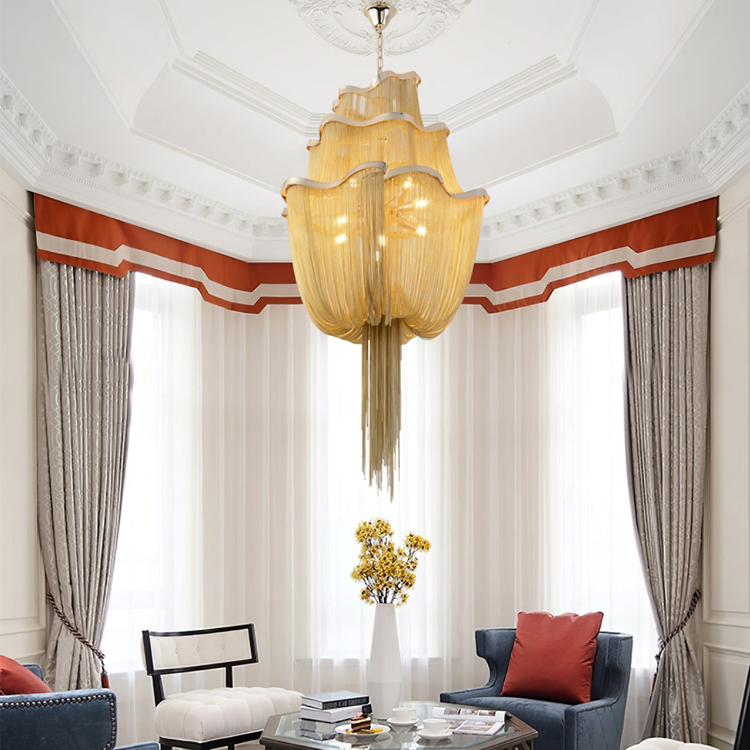 Lśniący żyrandol z łańcuchami