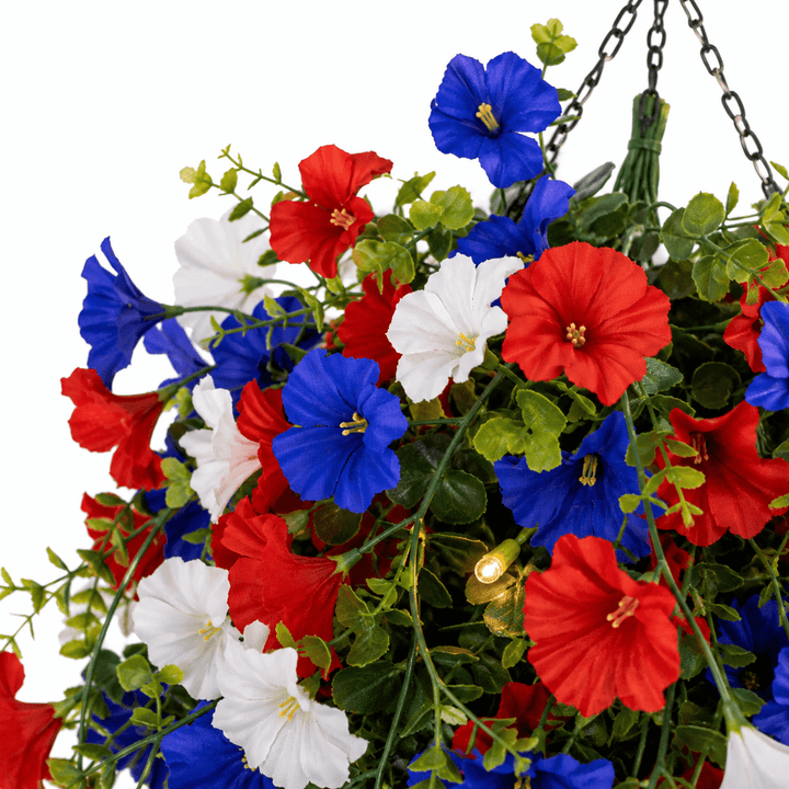 Liberty Bloom – Patriotyczny Wiszący Kosz Kwiatowy z LED, Czerwono-Biało-Niebieskie Jedwabne Kwiaty do Dekoracji na 4 Lipca