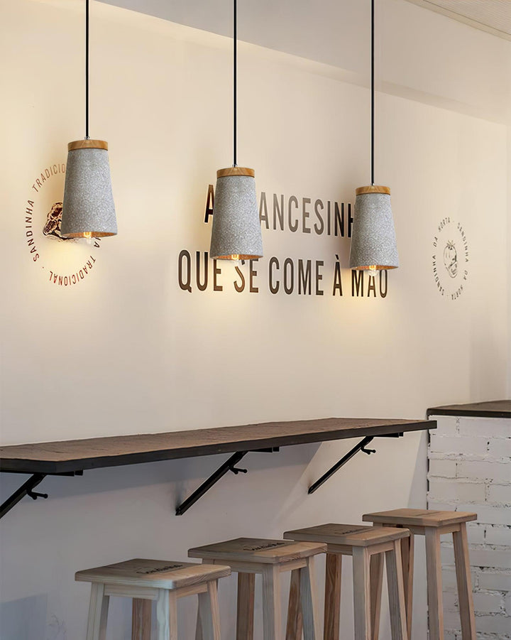 Lampa wisząca Coburg z drewna i cementu