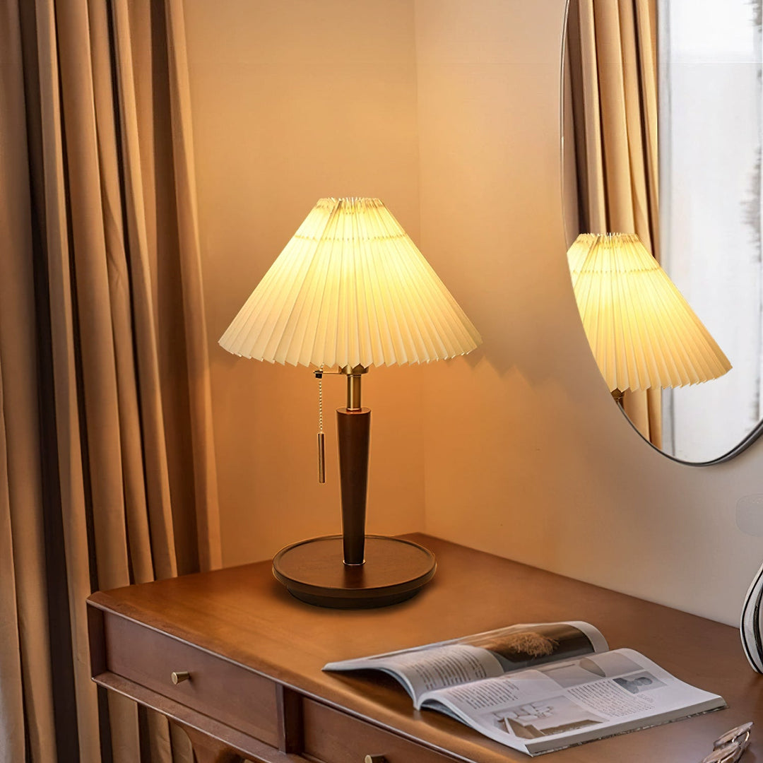 Lampa stołowa z plisowanym abażurem