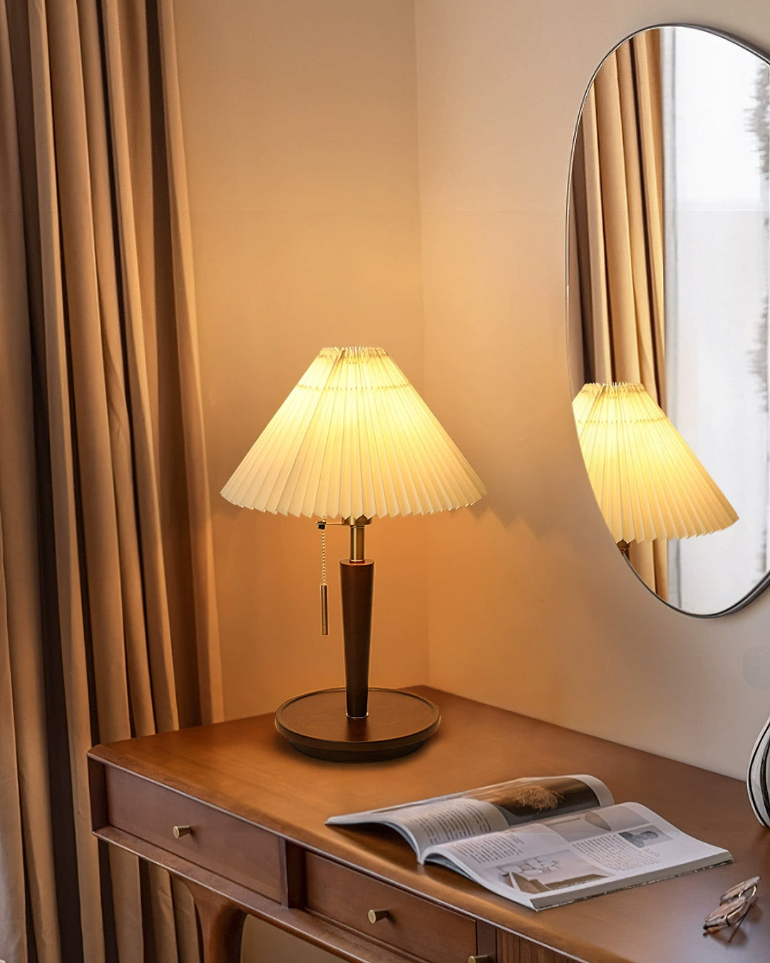 Lampa stołowa z plisowanym abażurem